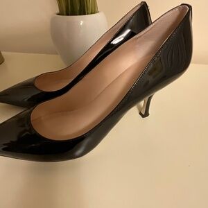KATE SPADE black patent leather pumps with gold spade emblem on heel